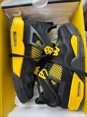 Air Jordan 4 Retro Thunder Sneakers